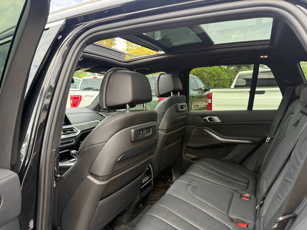 BMW X5 Vehicle Full-screen Gallery Image 12