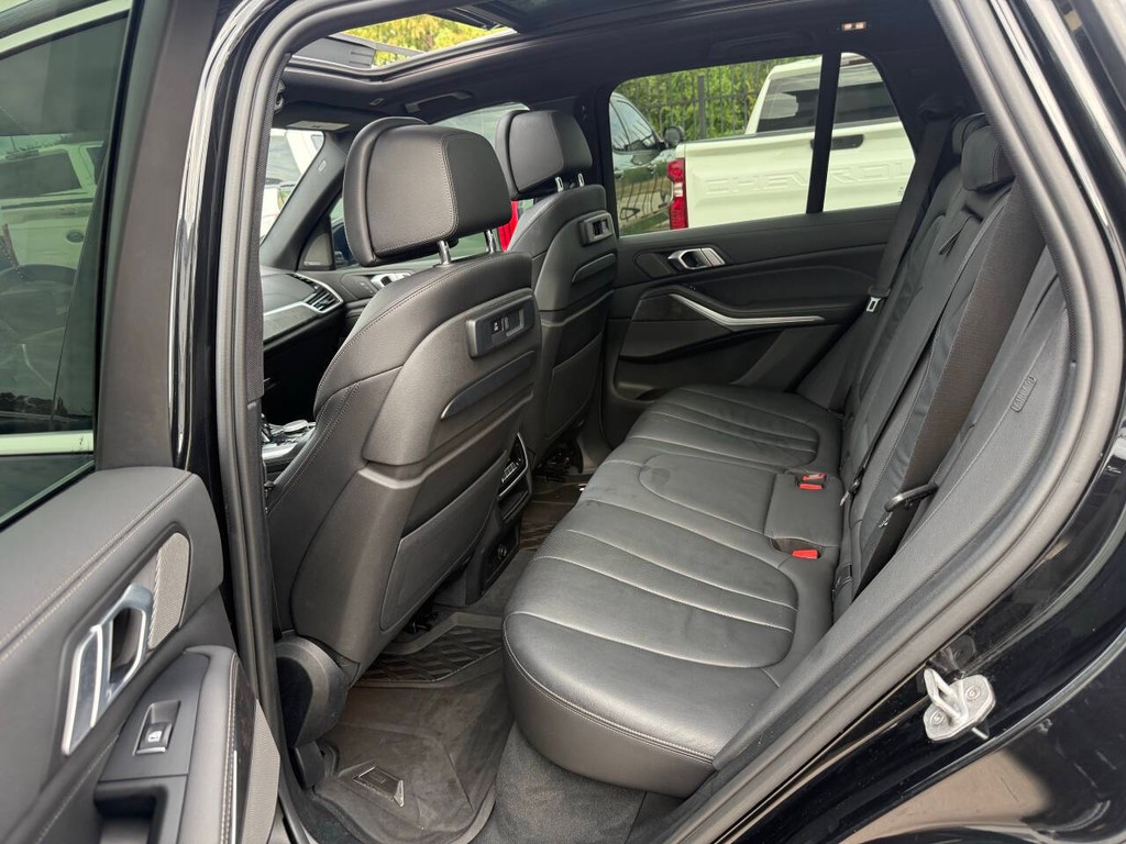 BMW X5 Vehicle Full-screen Gallery Image 13