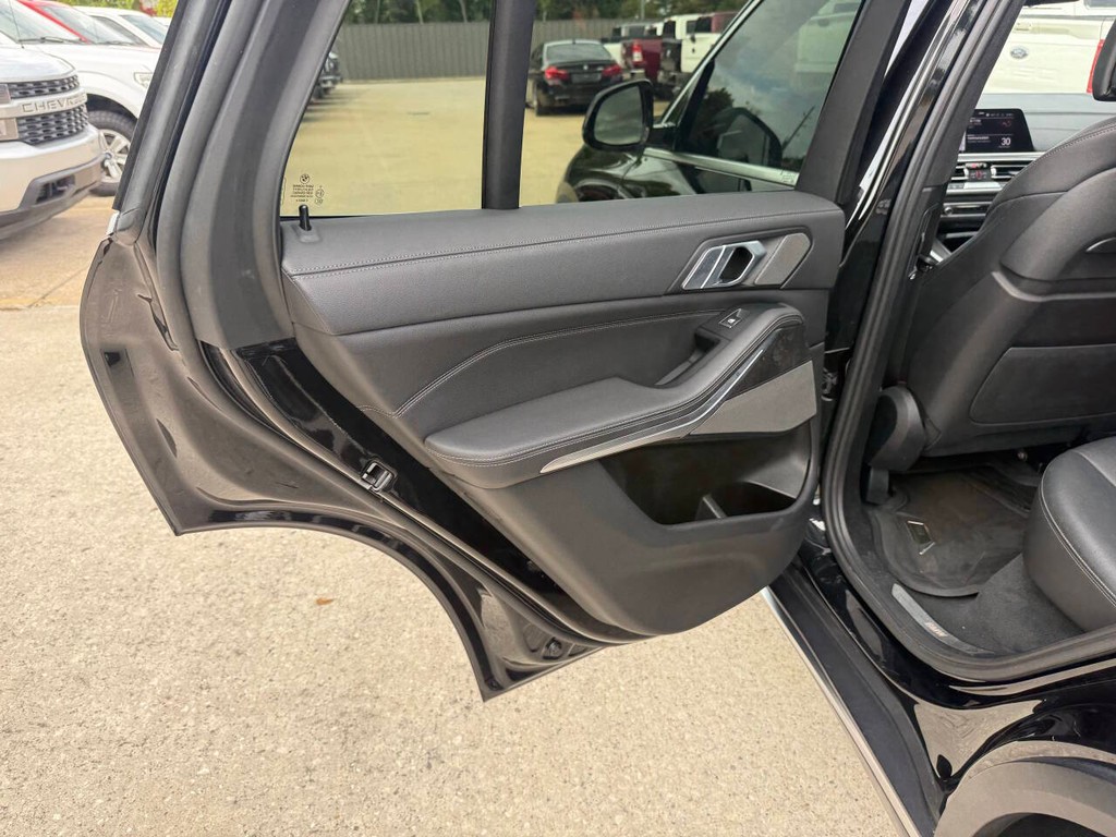 BMW X5 Vehicle Full-screen Gallery Image 14