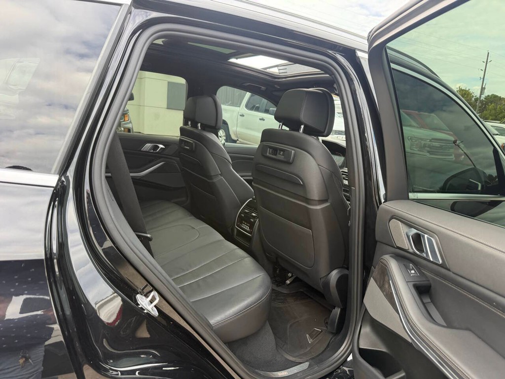BMW X5 Vehicle Full-screen Gallery Image 15