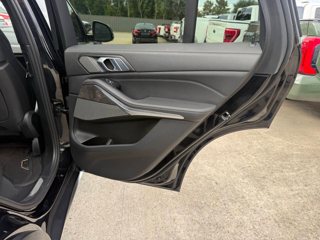 BMW X5 Vehicle Full-screen Gallery Image 16