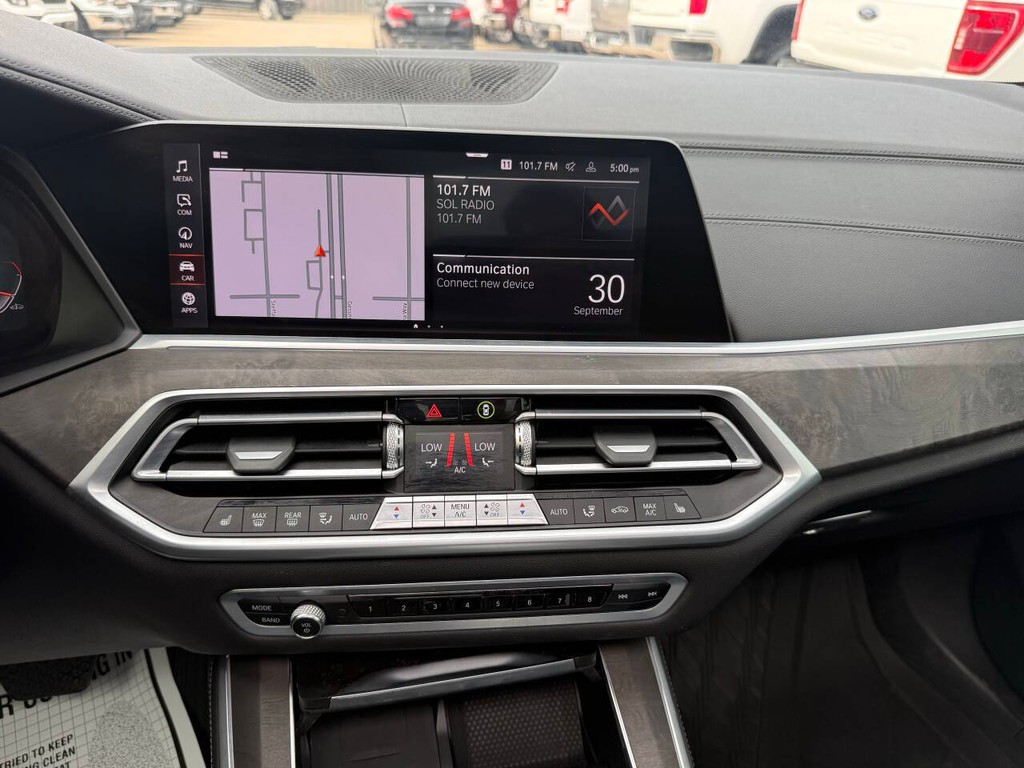 BMW X5 Vehicle Full-screen Gallery Image 27