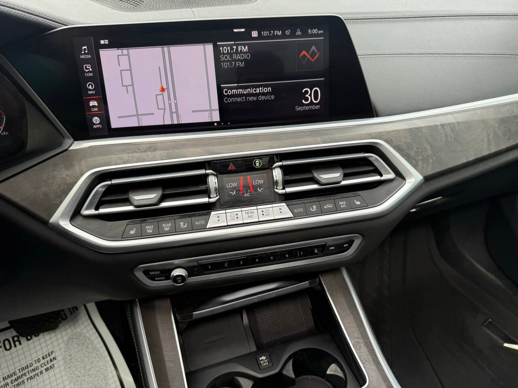 BMW X5 Vehicle Full-screen Gallery Image 28