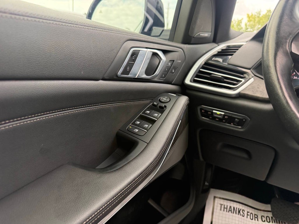 BMW X5 Vehicle Full-screen Gallery Image 30