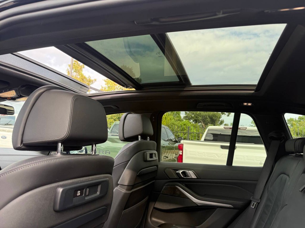 BMW X5 Vehicle Full-screen Gallery Image 33