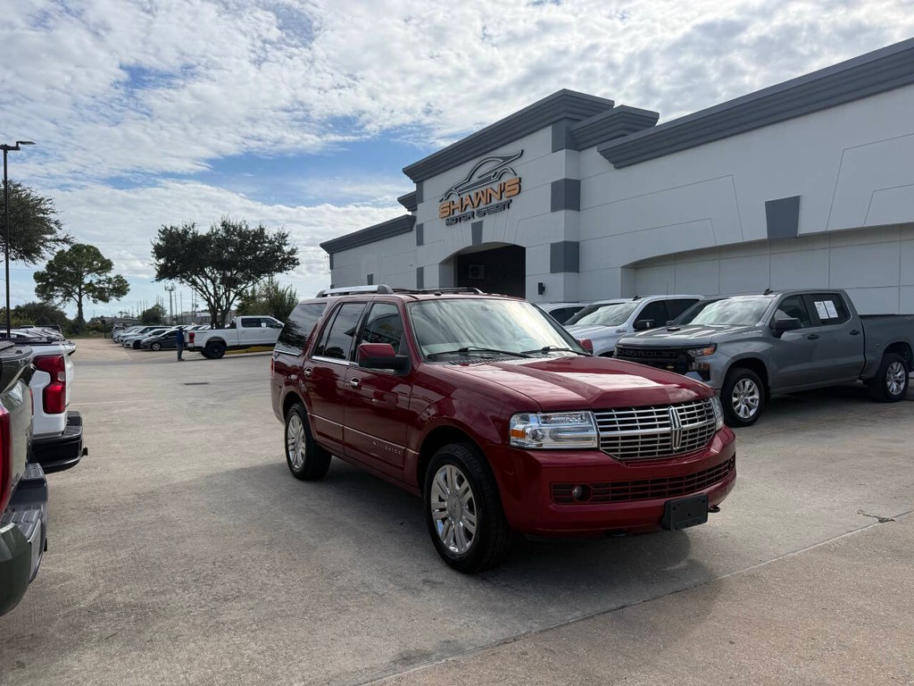 Lincoln Navigator Vehicle Full-screen Gallery Image 02