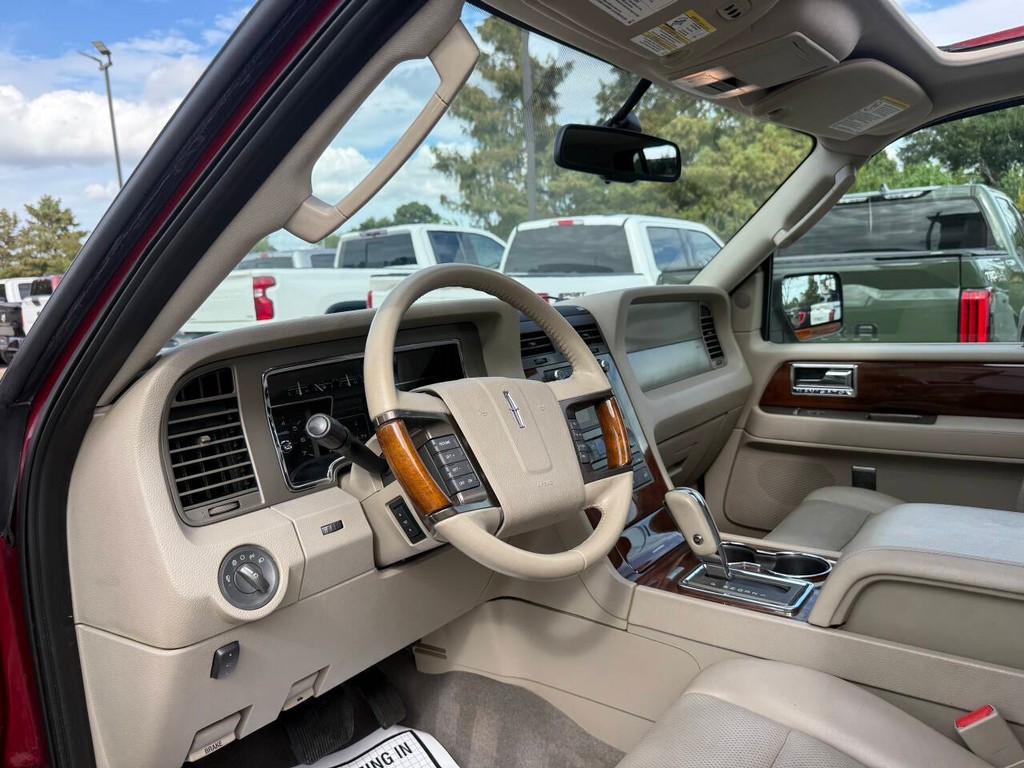 Lincoln Navigator Vehicle Full-screen Gallery Image 06