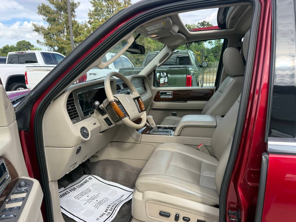 Lincoln Navigator Vehicle Full-screen Gallery Image 07