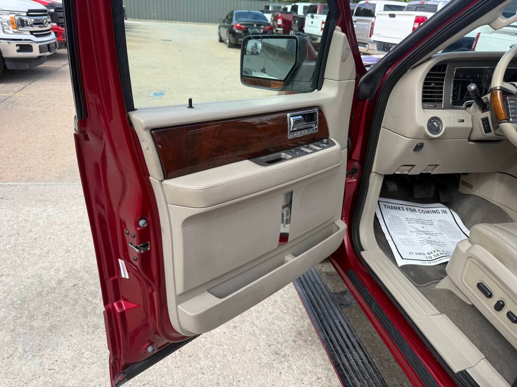 Lincoln Navigator Vehicle Full-screen Gallery Image 08
