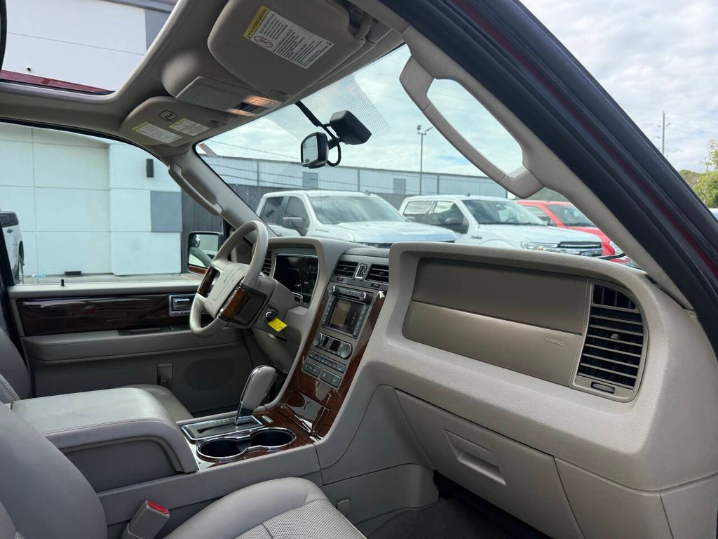 Lincoln Navigator Vehicle Full-screen Gallery Image 09