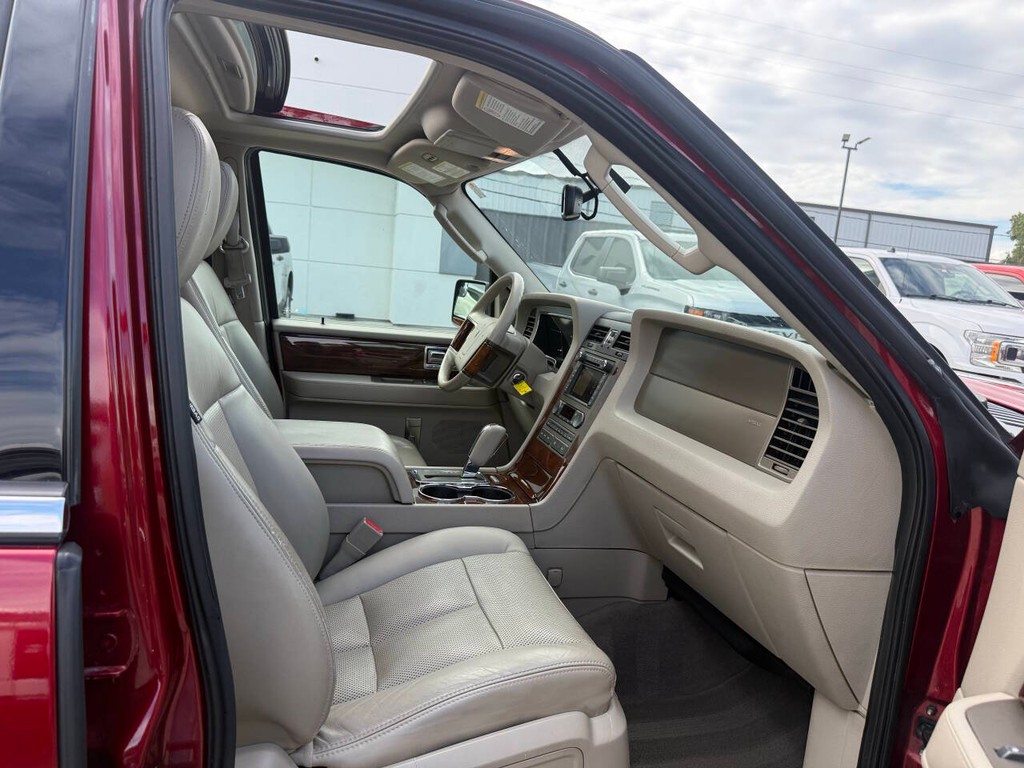 Lincoln Navigator Vehicle Full-screen Gallery Image 10