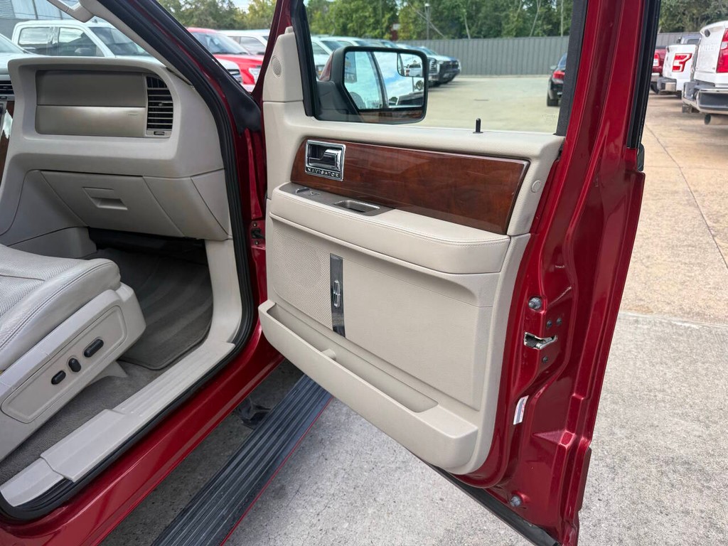 Lincoln Navigator Vehicle Full-screen Gallery Image 11