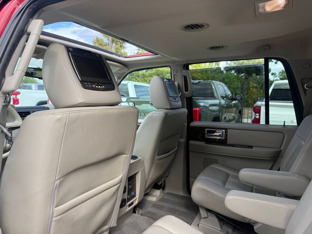 Lincoln Navigator Vehicle Full-screen Gallery Image 13