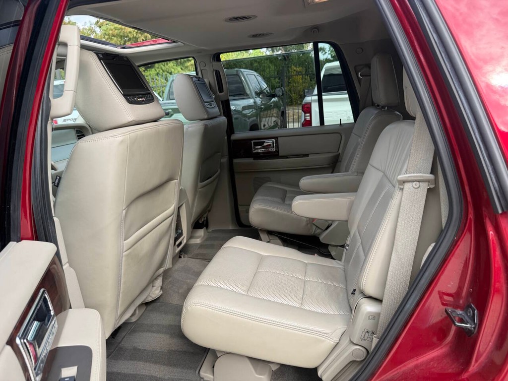 Lincoln Navigator Vehicle Full-screen Gallery Image 14