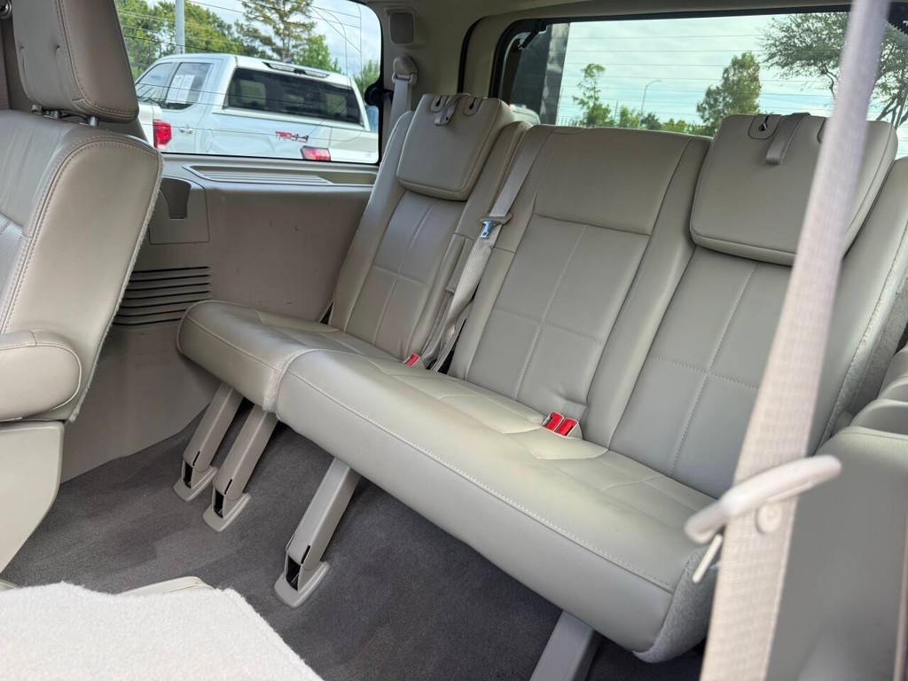 Lincoln Navigator Vehicle Full-screen Gallery Image 15