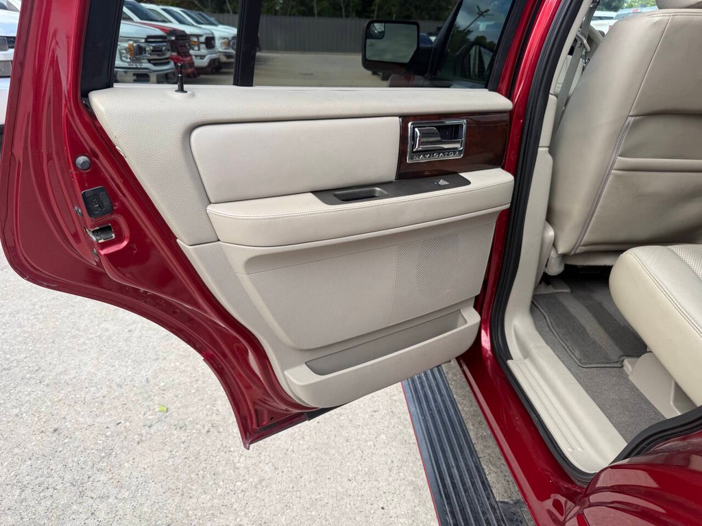 Lincoln Navigator Vehicle Full-screen Gallery Image 16