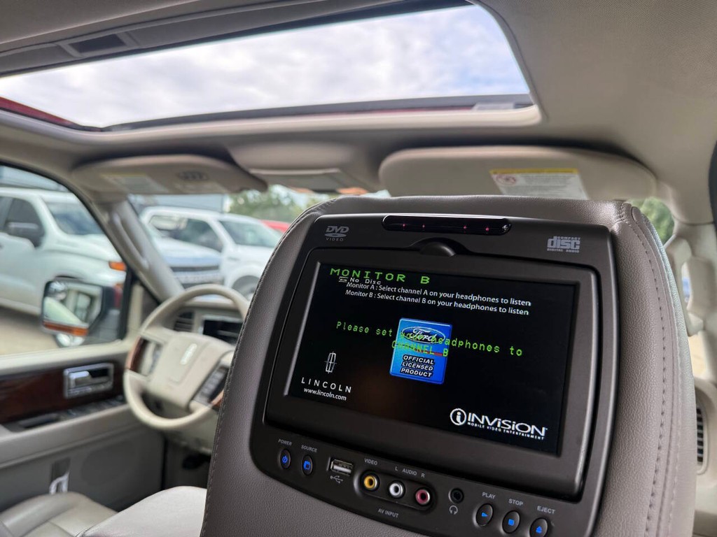 Lincoln Navigator Vehicle Full-screen Gallery Image 17