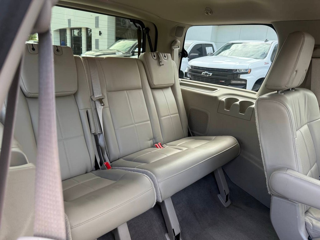 Lincoln Navigator Vehicle Full-screen Gallery Image 18