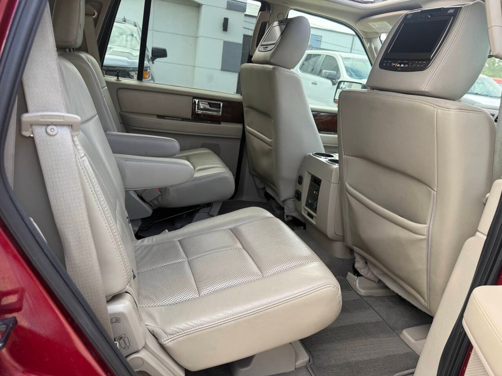 Lincoln Navigator Vehicle Full-screen Gallery Image 19