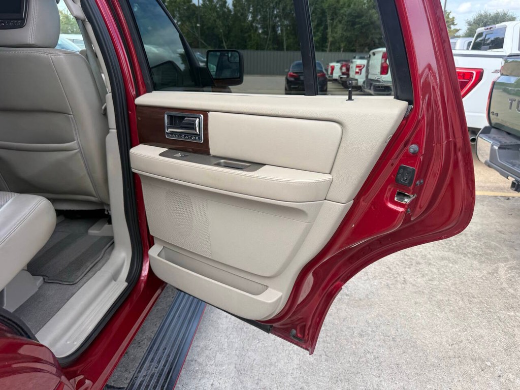 Lincoln Navigator Vehicle Full-screen Gallery Image 20