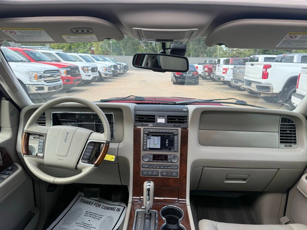 Lincoln Navigator Vehicle Full-screen Gallery Image 21