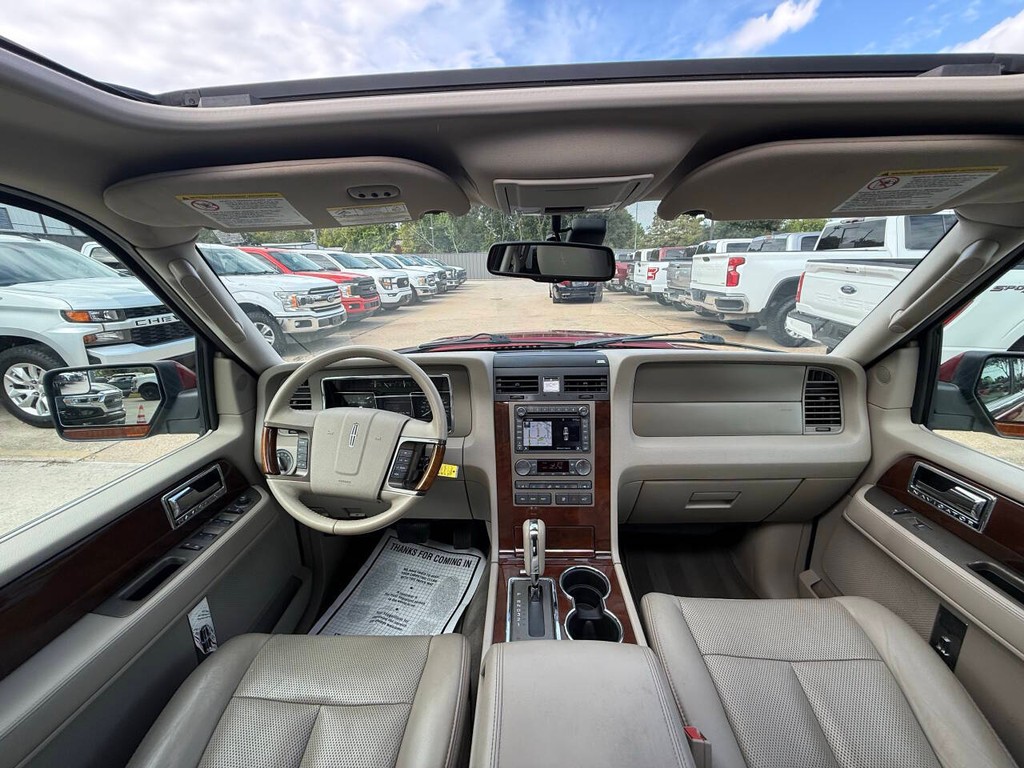 Lincoln Navigator Vehicle Full-screen Gallery Image 22