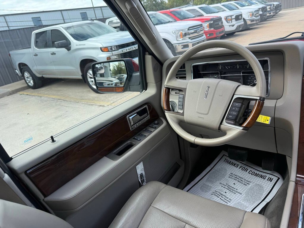 Lincoln Navigator Vehicle Full-screen Gallery Image 23