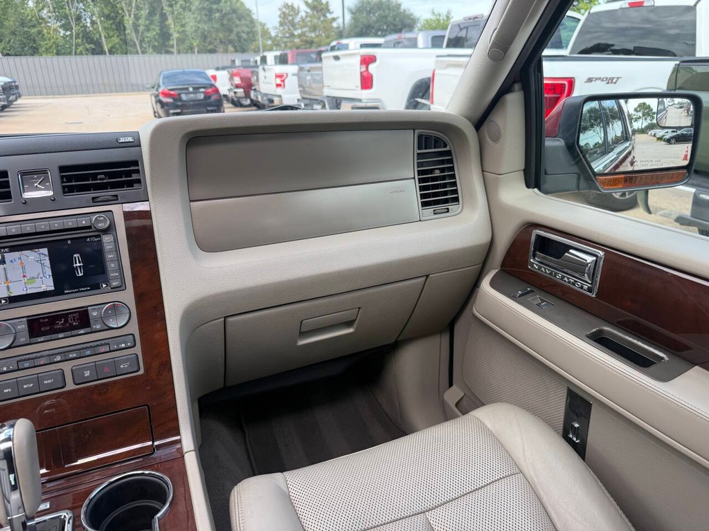 Lincoln Navigator Vehicle Full-screen Gallery Image 24