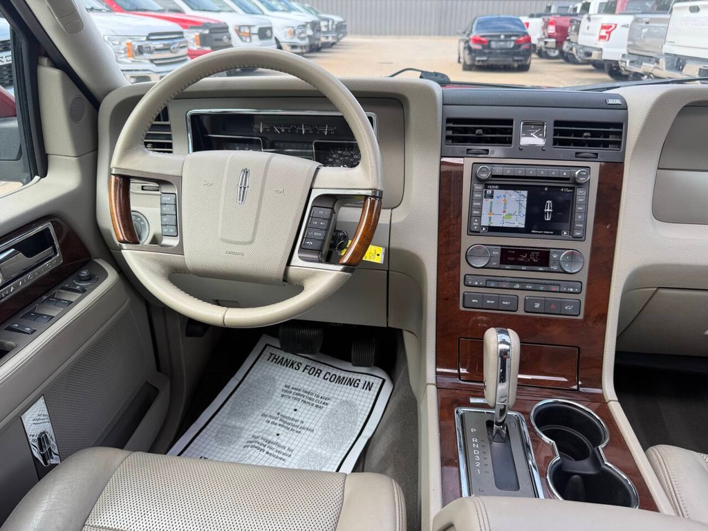 Lincoln Navigator Vehicle Full-screen Gallery Image 25