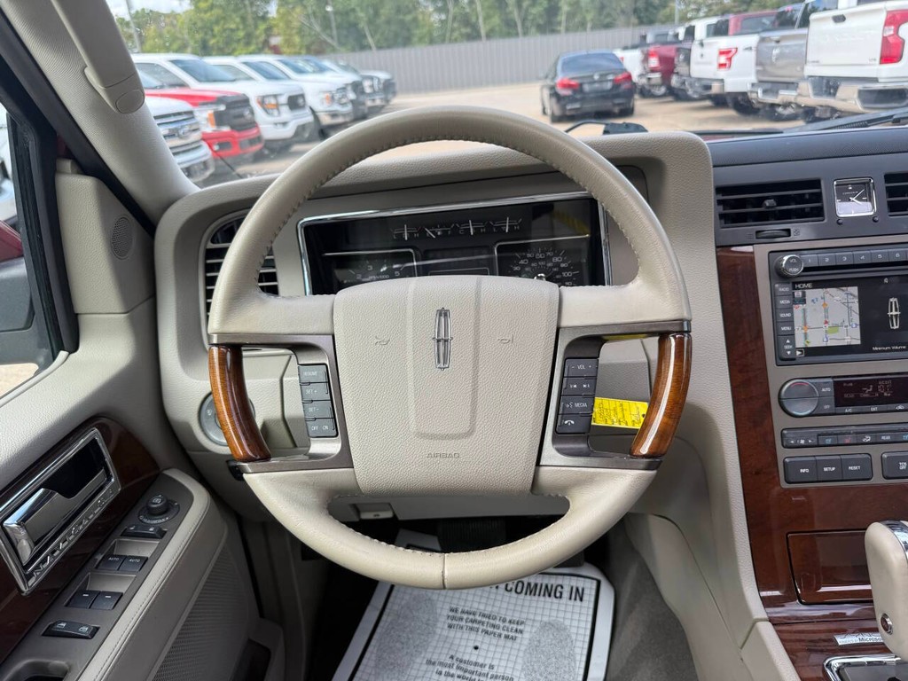 Lincoln Navigator Vehicle Full-screen Gallery Image 26