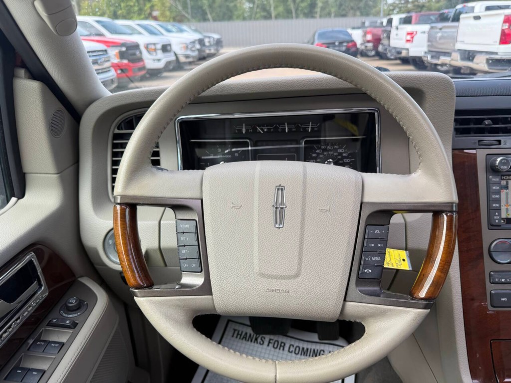 Lincoln Navigator Vehicle Full-screen Gallery Image 27