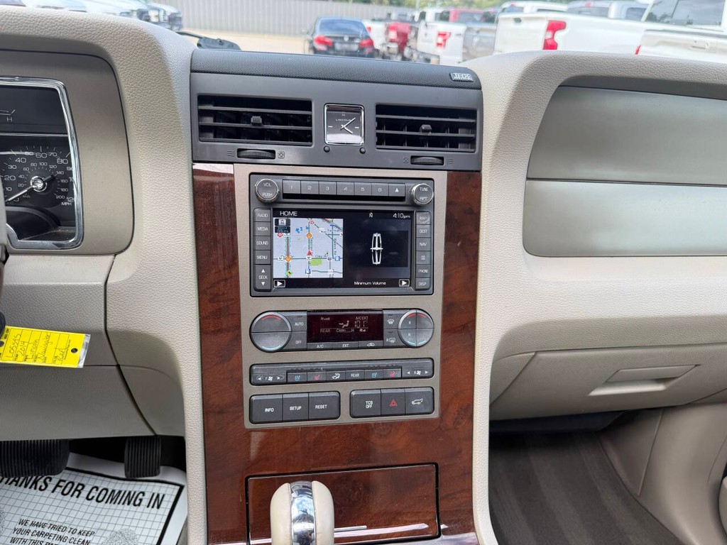 Lincoln Navigator Vehicle Full-screen Gallery Image 28