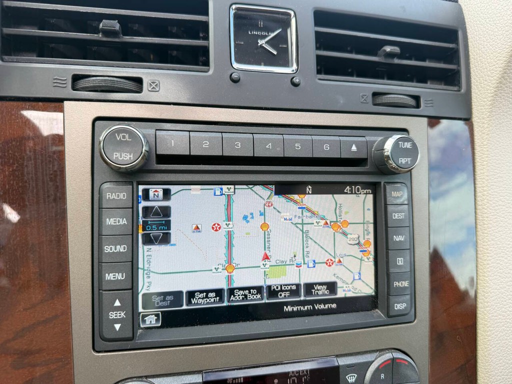 Lincoln Navigator Vehicle Full-screen Gallery Image 29