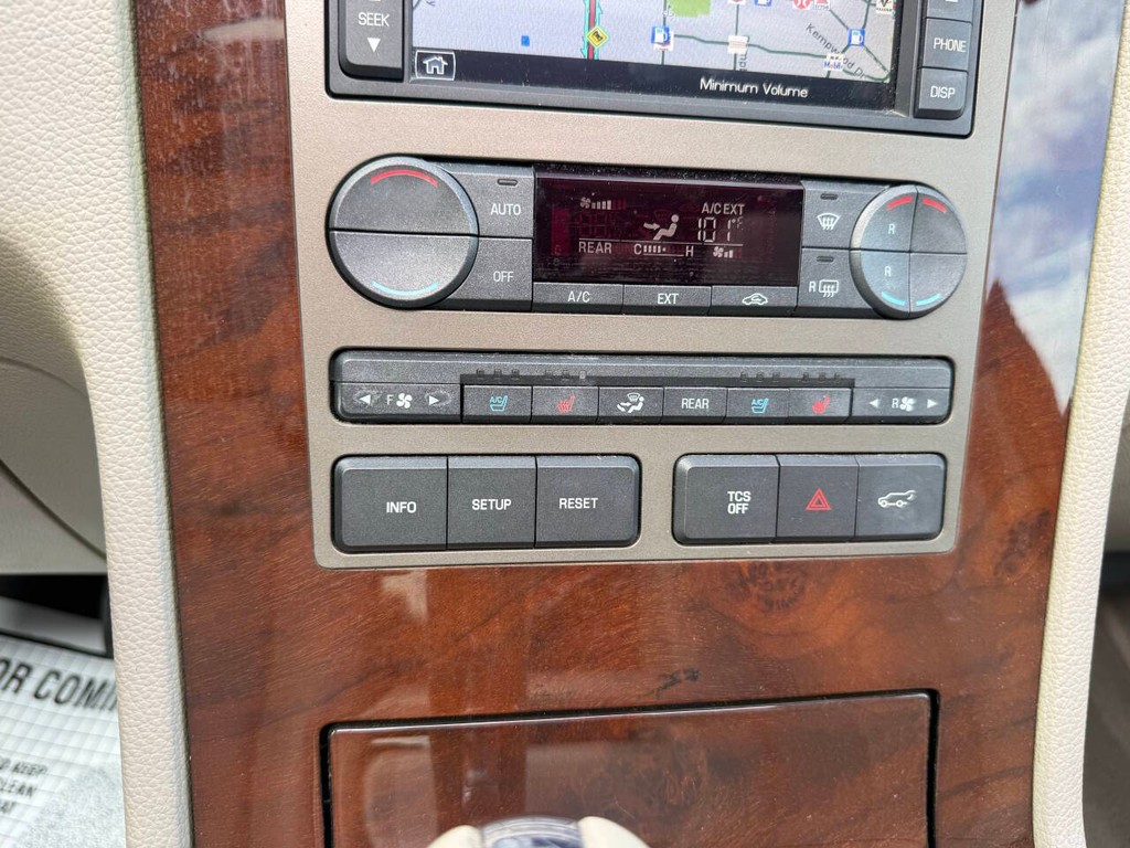 Lincoln Navigator Vehicle Full-screen Gallery Image 31