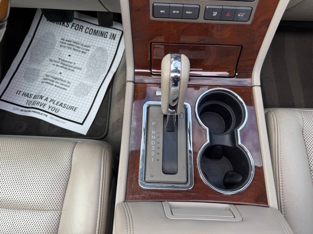 Lincoln Navigator Vehicle Full-screen Gallery Image 32