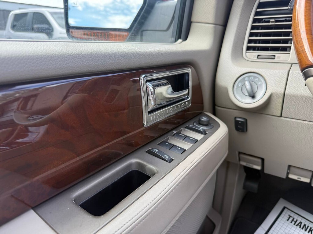 Lincoln Navigator Vehicle Full-screen Gallery Image 33