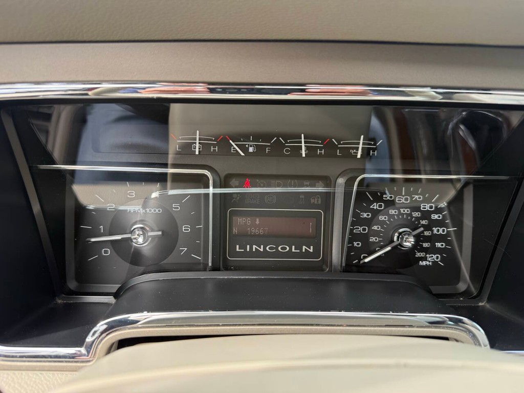 Lincoln Navigator Vehicle Full-screen Gallery Image 35
