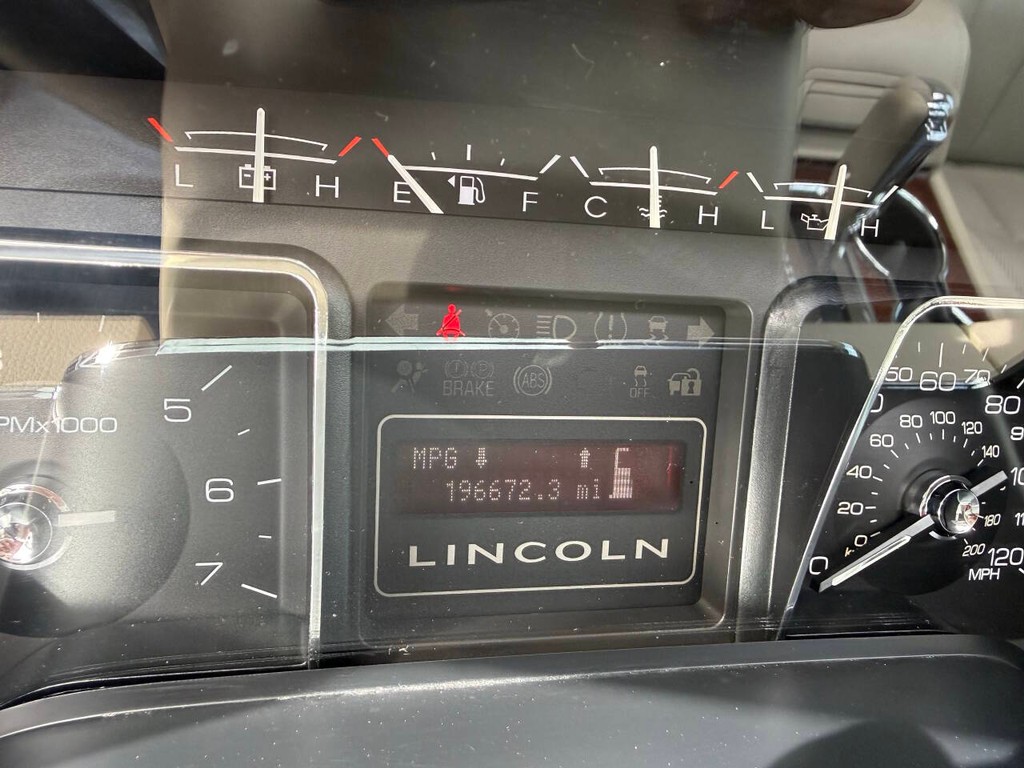 Lincoln Navigator Vehicle Full-screen Gallery Image 36