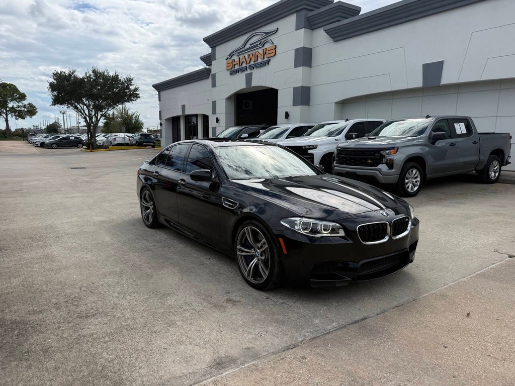 BMW M5 Vehicle Full-screen Gallery Image 02