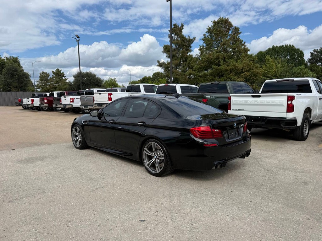 BMW M5 Vehicle Full-screen Gallery Image 04