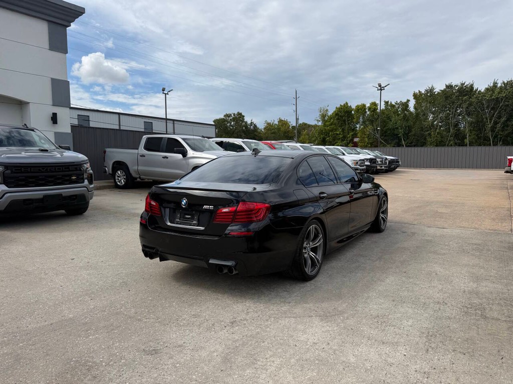 BMW M5 Vehicle Full-screen Gallery Image 05