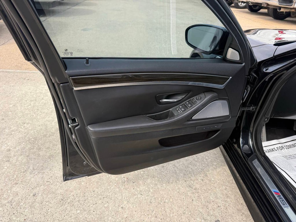 BMW M5 Vehicle Full-screen Gallery Image 08