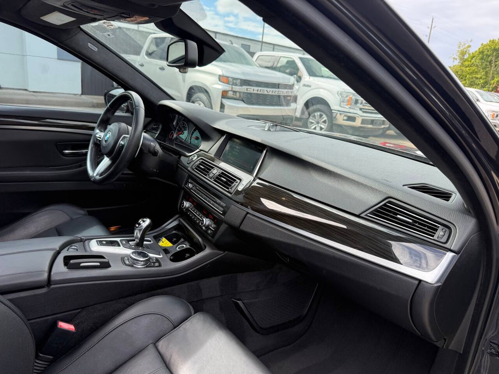 BMW M5 Vehicle Full-screen Gallery Image 09