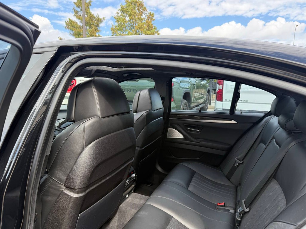 BMW M5 Vehicle Full-screen Gallery Image 12
