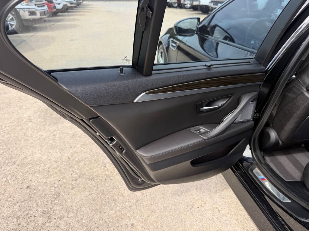 BMW M5 Vehicle Full-screen Gallery Image 14
