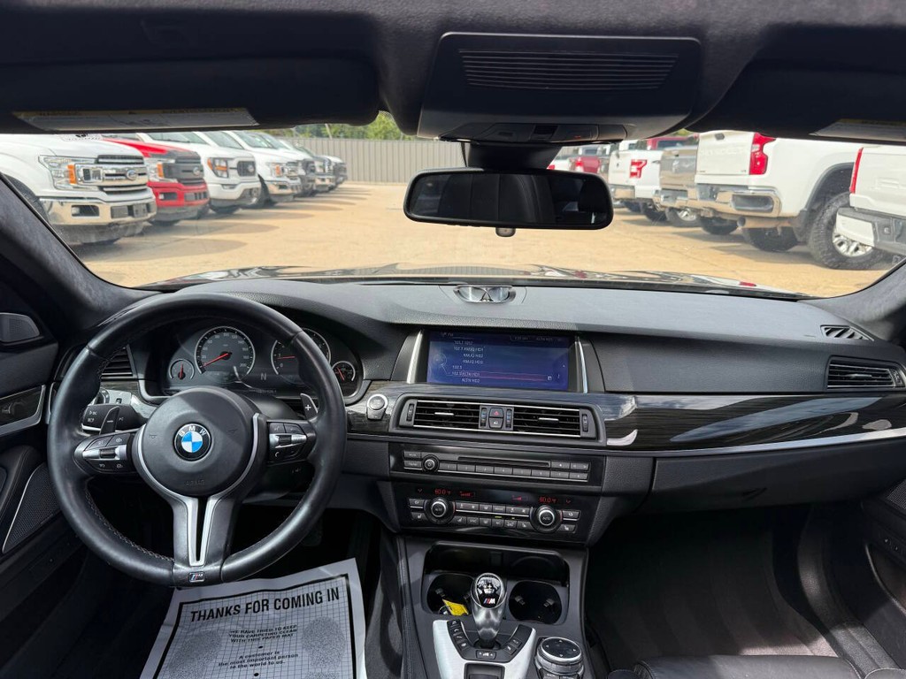 BMW M5 Vehicle Full-screen Gallery Image 17