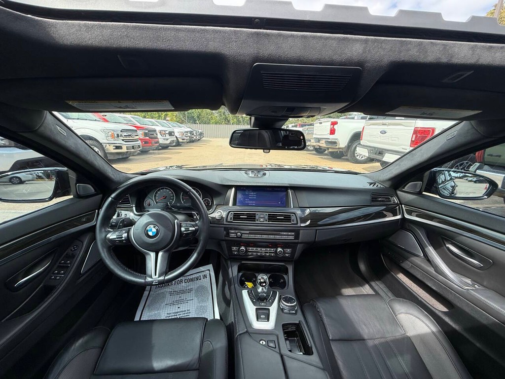 BMW M5 Vehicle Full-screen Gallery Image 18
