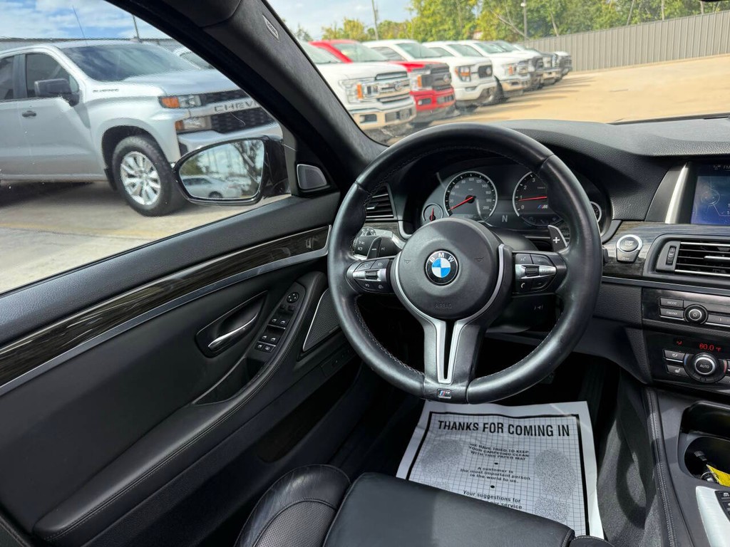 BMW M5 Vehicle Full-screen Gallery Image 19