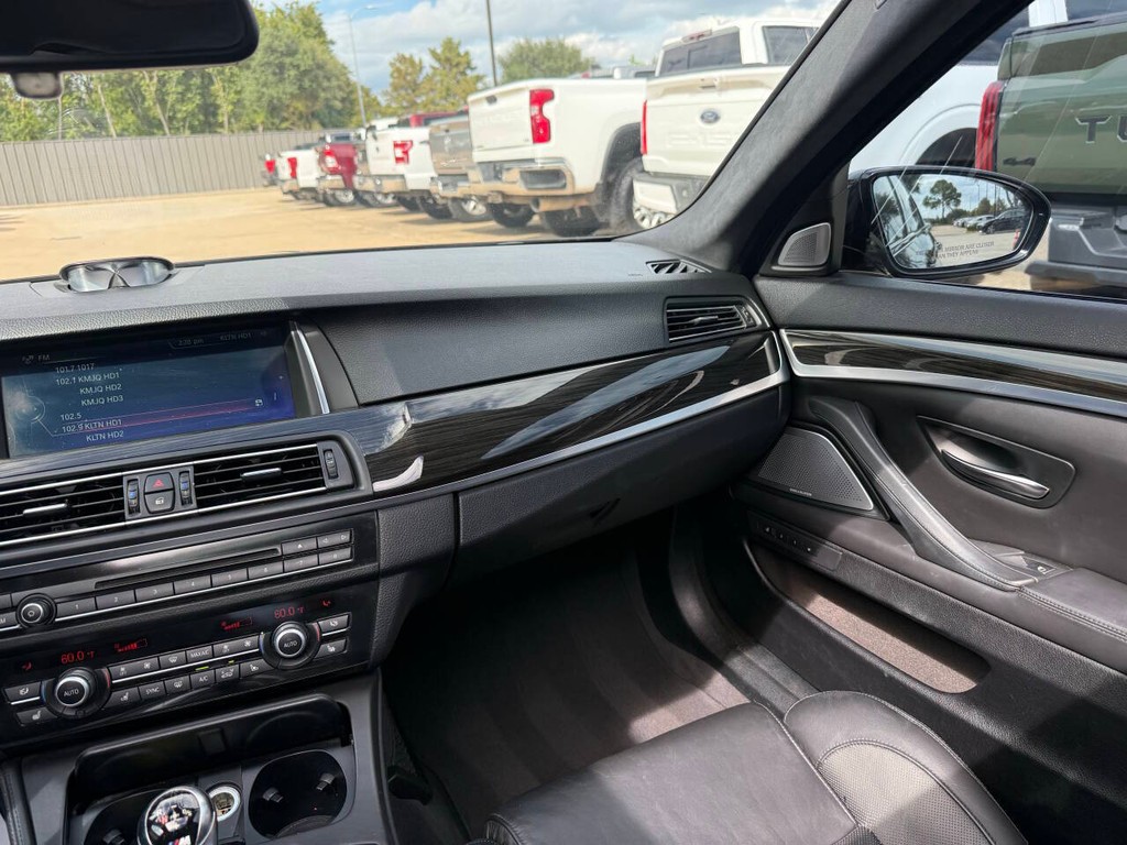 BMW M5 Vehicle Full-screen Gallery Image 20