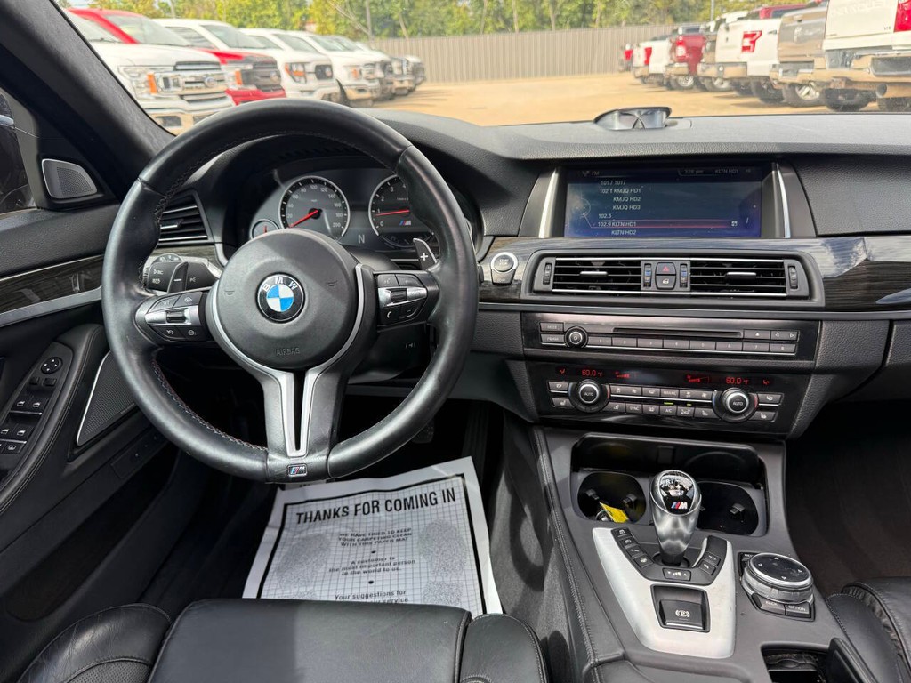 BMW M5 Vehicle Full-screen Gallery Image 21